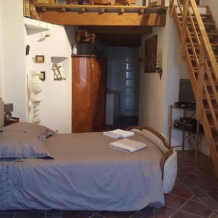 Les Croisees Bed & Breakfast Castillon-du-Gard Eksteriør bilde