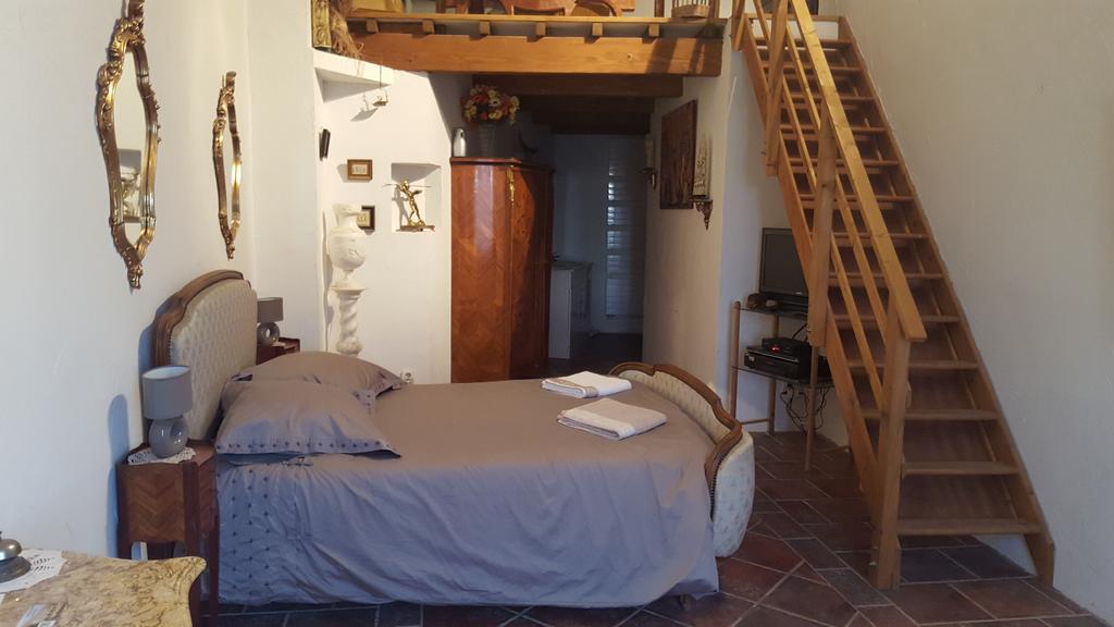 Les Croisees Bed & Breakfast Castillon-du-Gard Eksteriør bilde